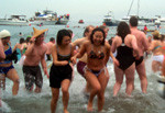 元旦冬泳迎新年 温市热情民众接受海水洗礼