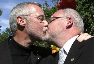 多市议员卡尔成加国首个同性结婚政客