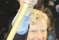 图片新闻：新市长苗大伟高举大扫帚