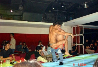 无耻的狂欢 偷拍高级会所里的放荡男妓