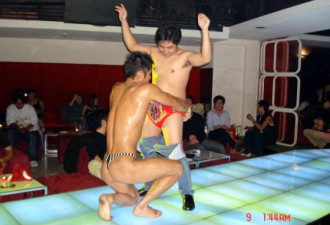 无耻的狂欢 偷拍高级会所里的放荡男妓