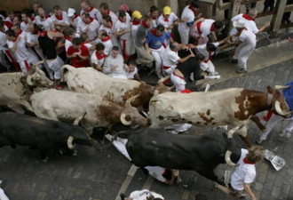 牛追人变牛踩人 西班牙奔牛节百人受伤