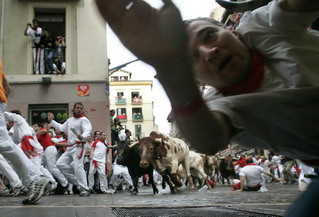 牛追人变牛踩人 西班牙奔牛节百人受伤