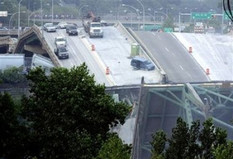 美国发生桥梁坍塌事故 多辆汽车坠河起火