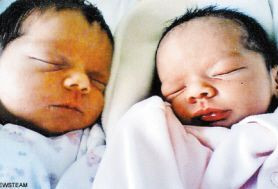 英国黑白双胞胎庆生日 两人越长越不像