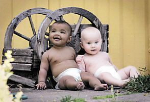 英国黑白双胞胎庆生日 两人越长越不像