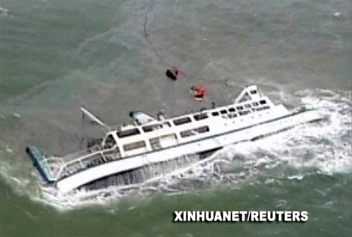 7月12日，一艘渡轮在菲律宾吕宋岛东南部海域沉没（电视照片）。