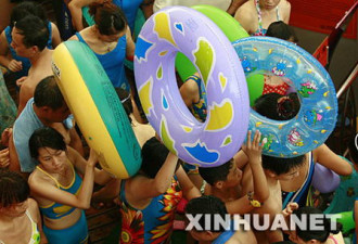 现场图组：中国各地海滨浴场人满为患