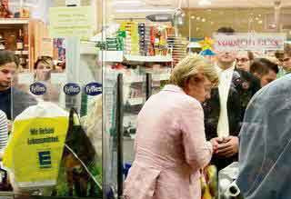 德国总理亲自到超市购物 大获媒体赞赏