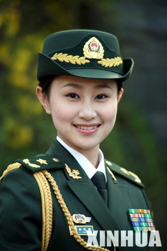 爱美中国女兵：穿军装走在大街上回头率高(图)