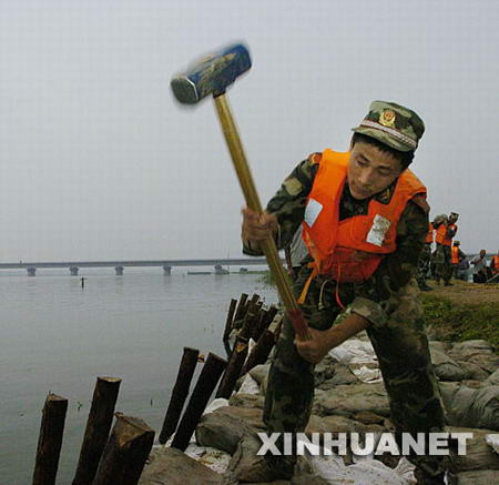 淮河花家湖彭岗段近百米堤坝发生塌方