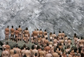 推动环保事业 数百人登瑞士冰山拍裸照