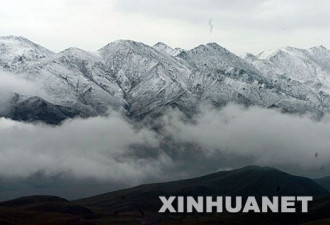 青海湖畔出现“雪山云海”胜景 恍若仙境