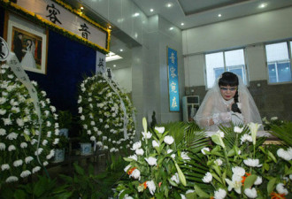 殡仪馆里的婚礼：新娘与亡夫棺前完婚