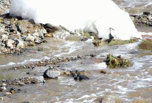 兰州突现16里泡沫河 居民担心污染黄河