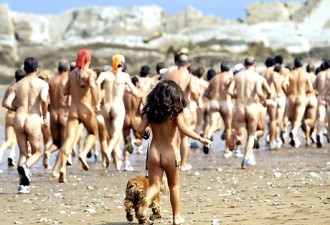 西班牙裸奔大赛 136名男女竞相追逐