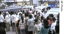 大地震后印尼居民聚集街头