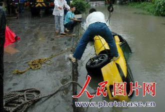 浙江温州“法拉利”翻入河中 车内五人遇难