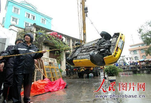 浙江温州“法拉利”翻入河中 车内五人遇难 