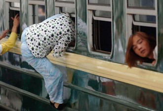 实拍：中国黄金周起人潮 乘火车翻车窗