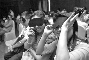 重庆：200名白领戴眼罩参加“黑暗约会”