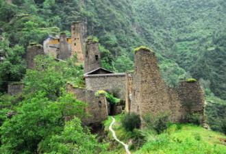 峡谷碉楼：探秘中国最原始的山寨