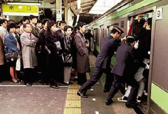 日本人一生拥挤 生前挤地铁死后挤墓地
