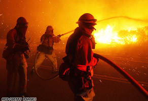 加州野火烧焦12万公顷 面积大过纽约