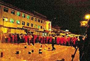 拉萨藏民庆达赖获奖 公安拘人酿冲突