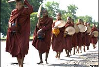遭镇压之后 缅甸僧侣再次走上街头示威