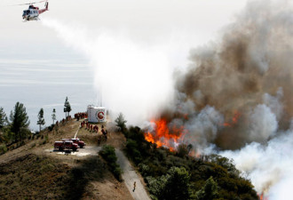 加利福尼亚州森林大火威胁上千幢豪宅