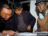贵州群力煤矿救援人员部署抢险(新华社图片8/11/2007)