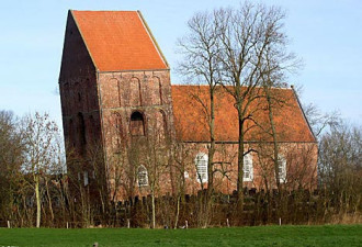 斜：德国一乡村教堂斜塔超过比萨斜塔