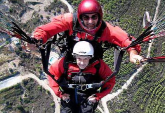 英国籍百岁老人跳伞庆生 创世界纪录