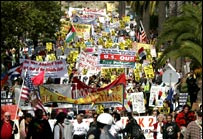 美国大城市数万人参与全国性反战示威