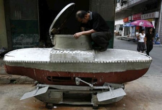 中国农民1年时间造出潜水艇试航成功