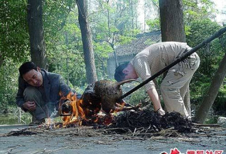 惨无人道：竟然把小狗活活在火上烤死