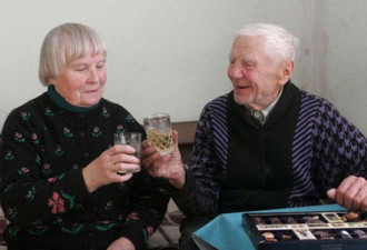 立陶宛102岁男子做新郎迎娶76岁新娘