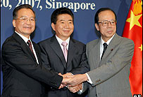 中日韩三国领导人在新加坡举行峰会