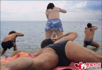 热贴：海边偷拍，国外女人也太开放了