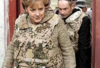 德总理突访阿富汗 身着防弹衣看望士兵