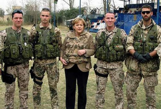 德总理突访阿富汗 身着防弹衣看望士兵