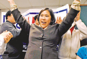 美国28岁华裔女青年黄素芬当选市长