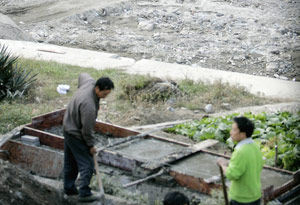 记者探秘河南裸浴场 游客河边忙拍照