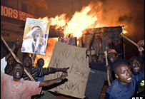 肯尼亚选举引发暴力示威 数十人死亡