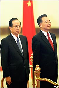 福田康夫（左）与温家宝出席欢迎仪式(28/12/2007)