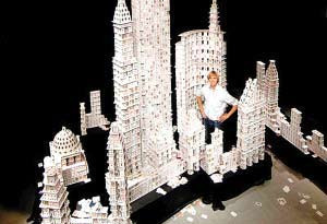 建筑师用1800副扑克牌建“摩天大楼”