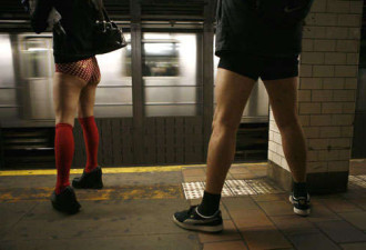 实拍：纽约“直脱族”只穿内裤坐地铁