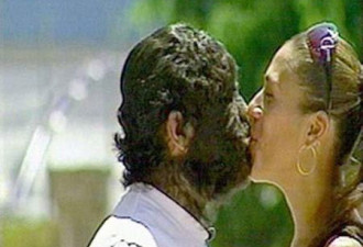 实拍：墨西哥“狼人”街头跟美女热吻