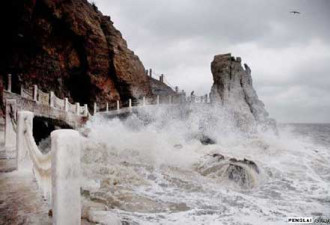 山东蓬莱阁现冰浪奇观 海浪瞬间结冰